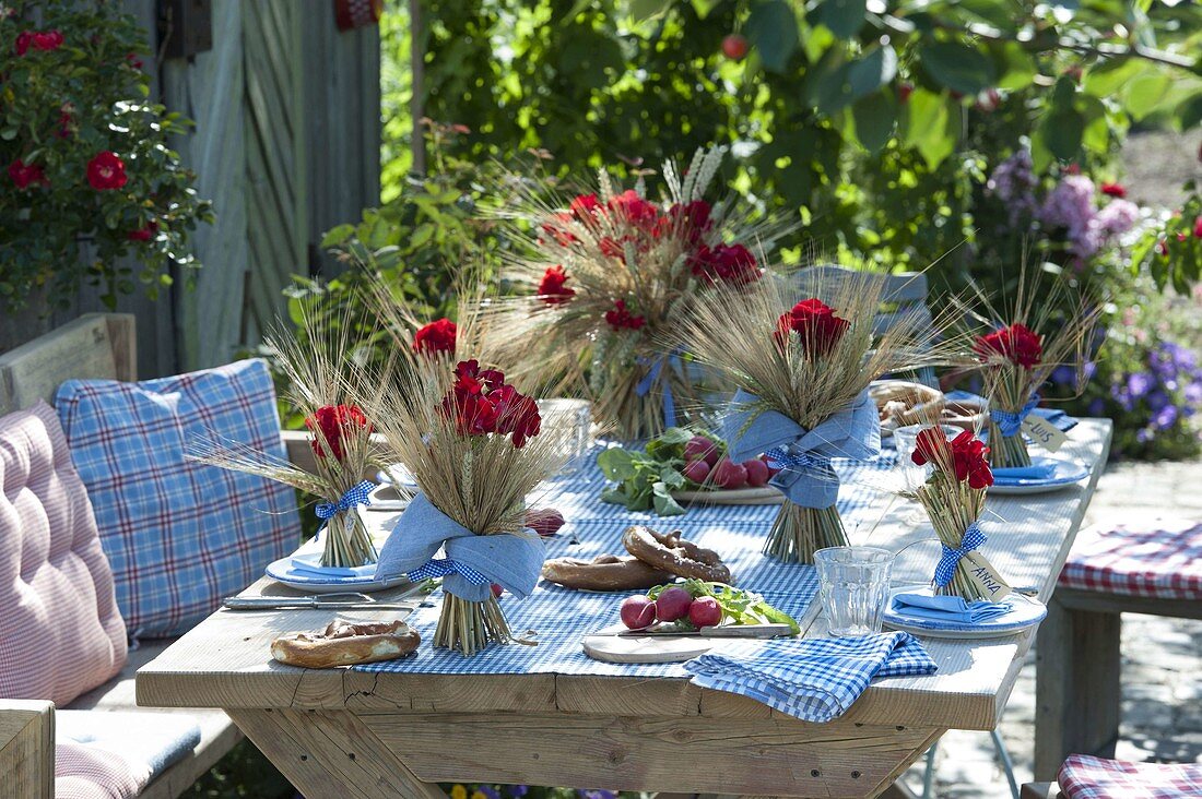 Bavarian table decoration with cereals and geraniums