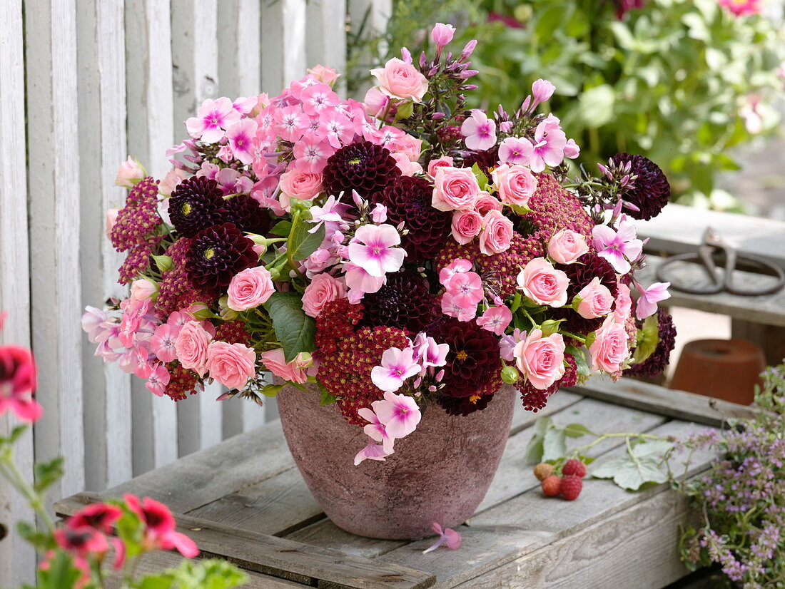 Rosa-Roter Strauß mit Achillea 'Kirschkönigin' (Schafgarbe), Phlox