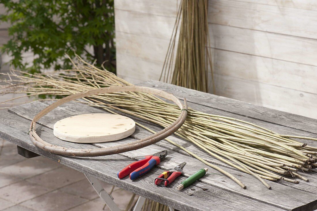 Make your own wicker basket for climbing plants (4/17)