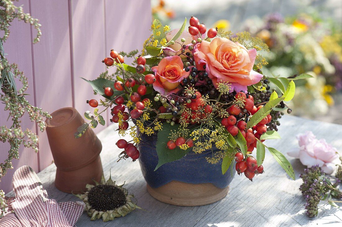 Kleiner Strauß aus Rosa (Rosen und Hagebutten), Holunder