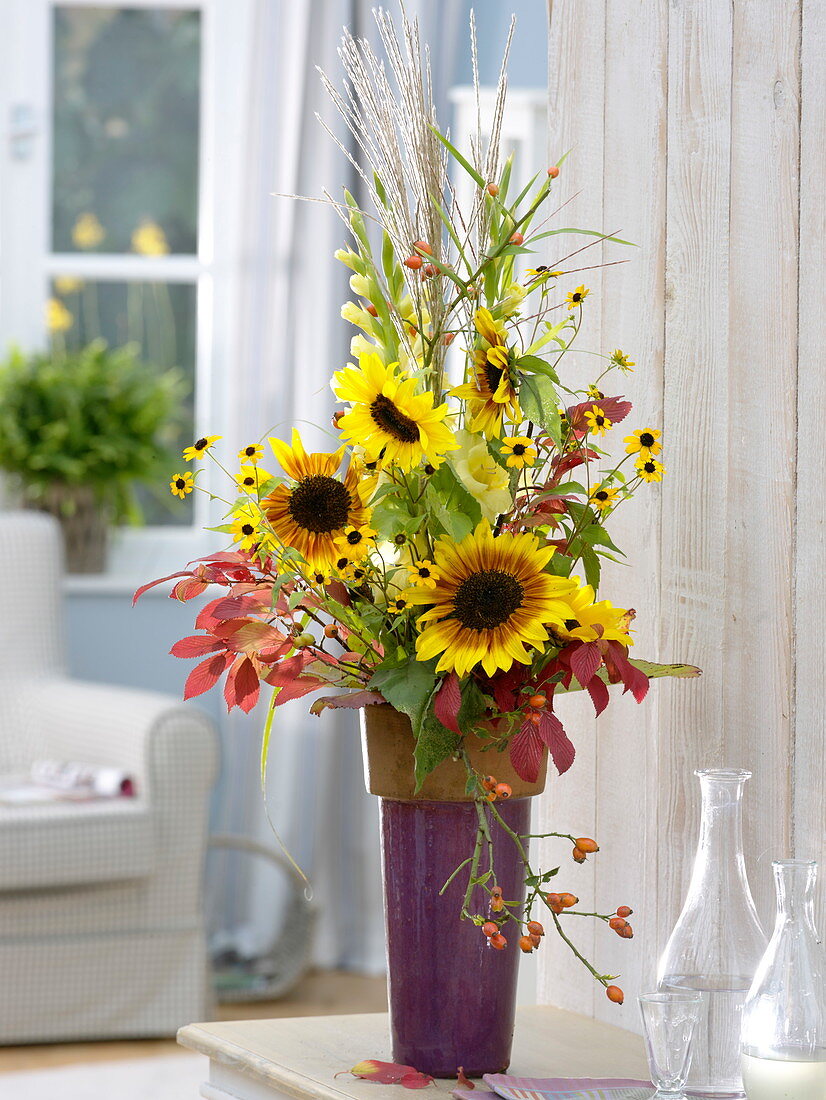 Herbstlicher Strauß mit Helianthus (Sonnenblumen), Rosa (Hagebutten)