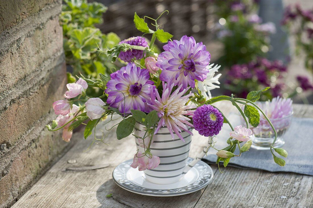 Kleiner Strauß aus Dahlia (Dahlien) und Lathyrus odoratus (Duftwicken)