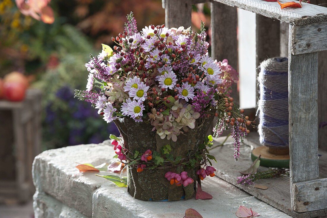 Vase mit Rindenstücken verkleidet: Chrysanthemum (Herbstchrysanthemen)