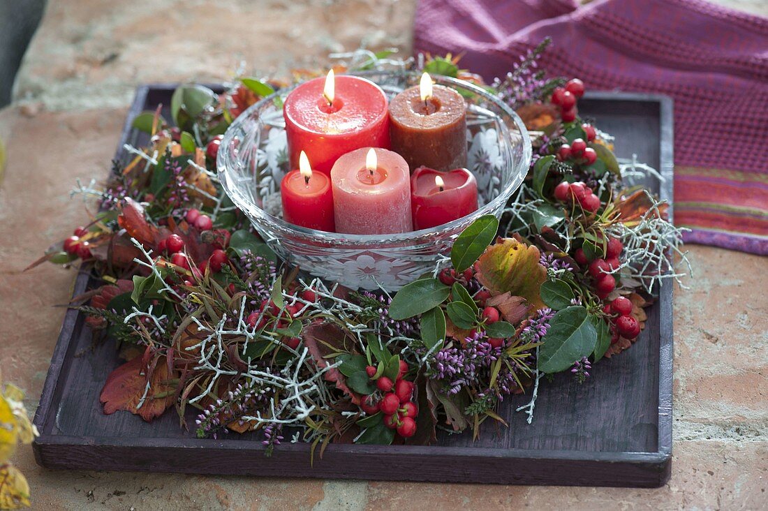 Herbstkranz mit Gaultheria procumbens (Scheinbeere), Calocephalus