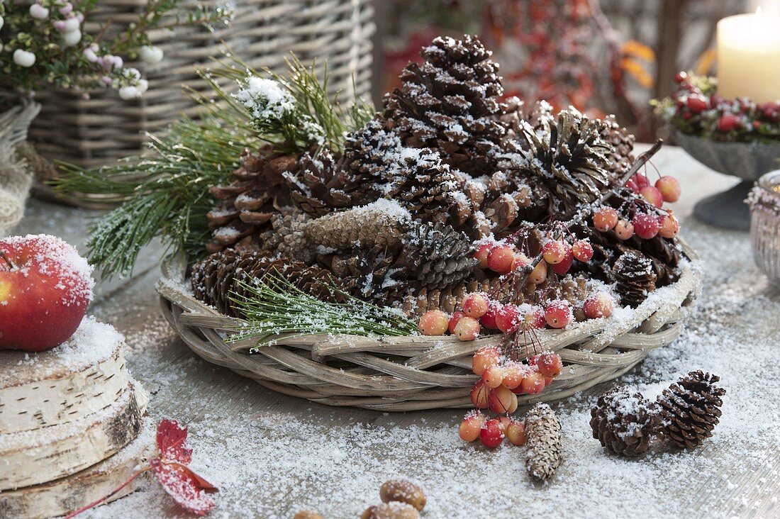 Spätherbstliches Tischarrangement mit dem ersten Schnee