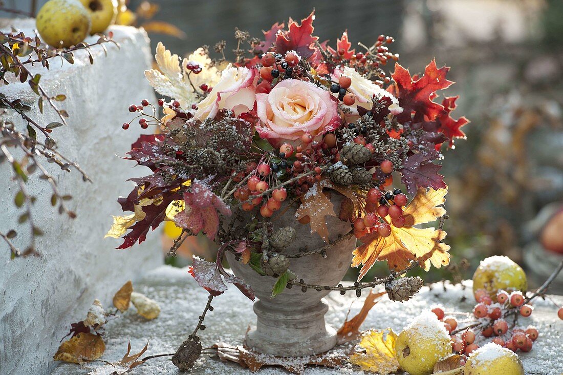 Late autumn bouquet with Rosa (roses, rose hips), Quercus (oak), Larix