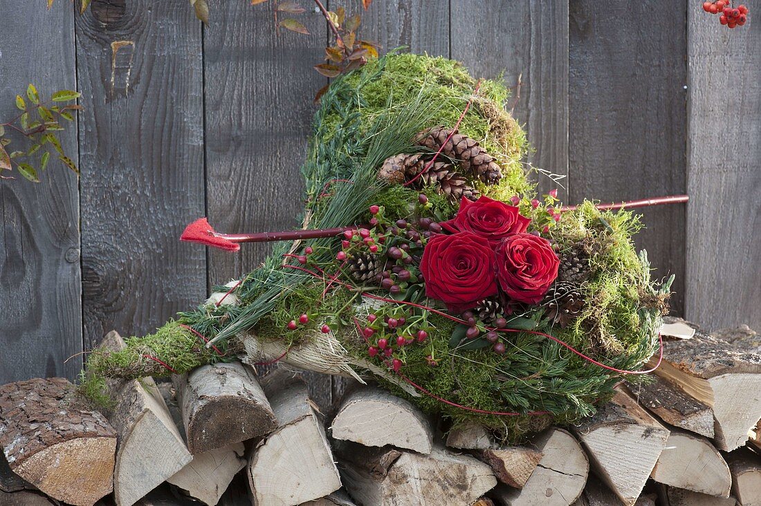 Herbstliches Herz aus Moos, mit Rosa (Rosen), Hypericum (Johanniskraut)