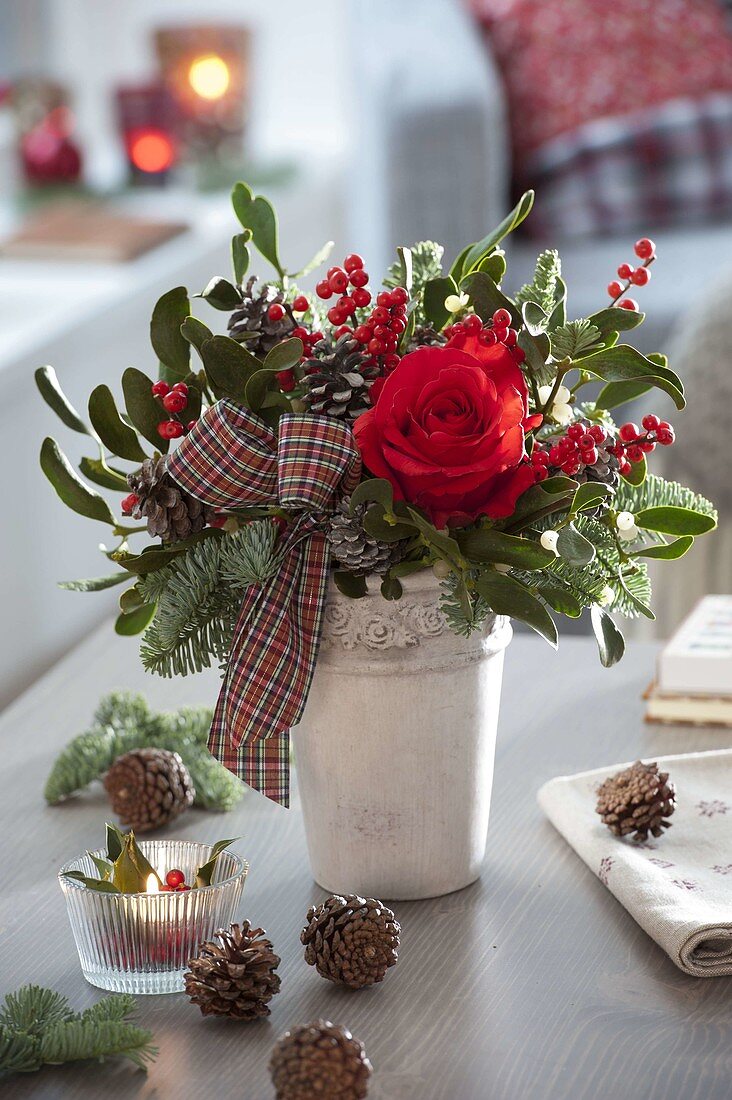 Weihnachtsstrauß mit rosa 'Orange Sky' (Rose), Viscum album (Mistel)