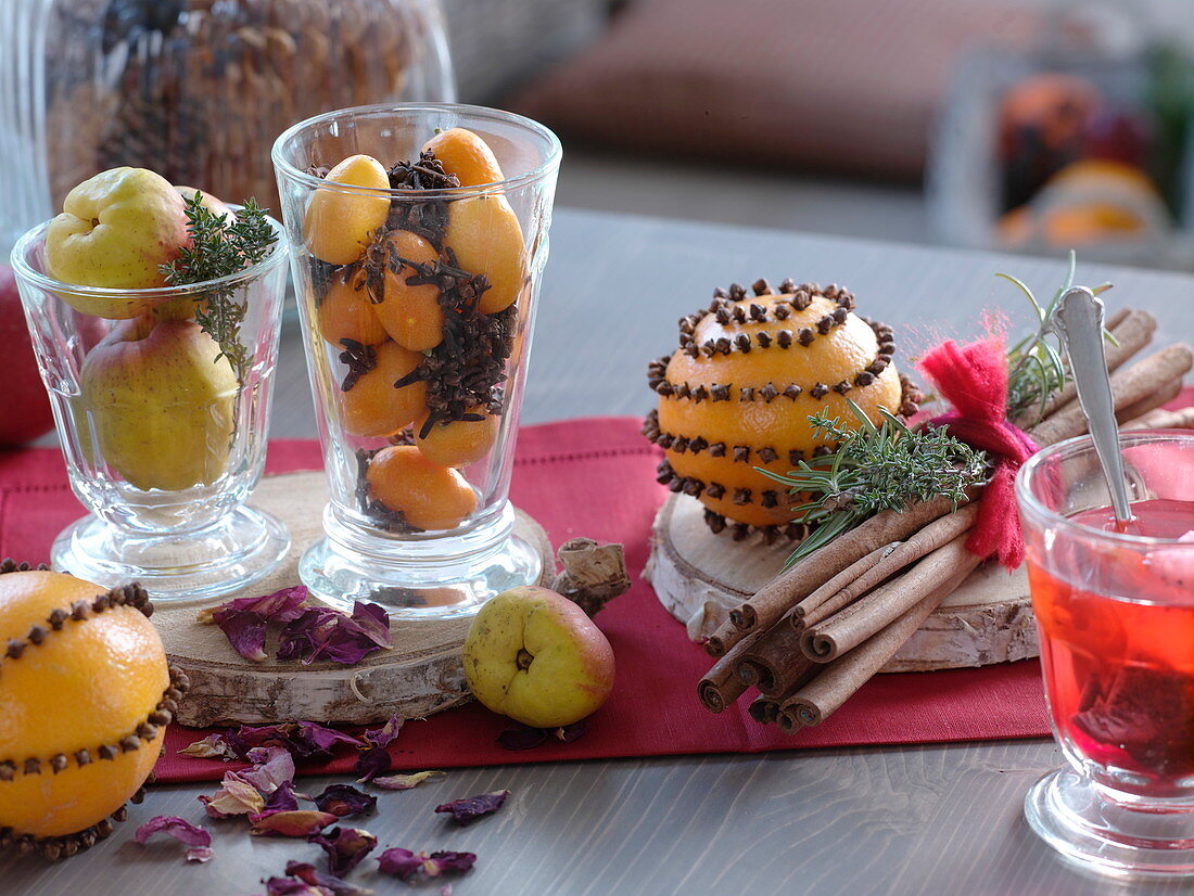 Weihnachtliches Duftarrangement: mit Nelken gespickte Orangen, Kumquat