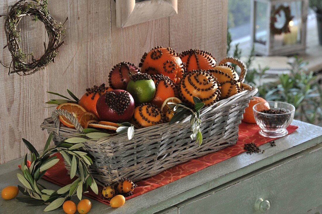 Christmas scented basket: oranges, limes and kumquat