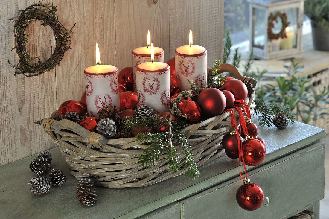 Schneller Adventskranz mit roten Kugeln, Zapfen von Pinus