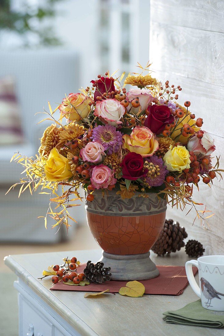 Herbststrauß mit Rosa (Rosen, Hagebutten), Chrysanthemum