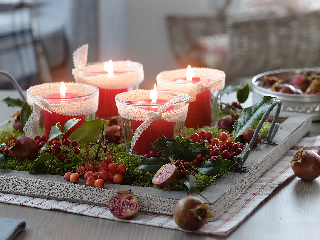 Natürlicher Adventskranz mit Kerzen-Gläsern, Moos, Zweigen von Ilex