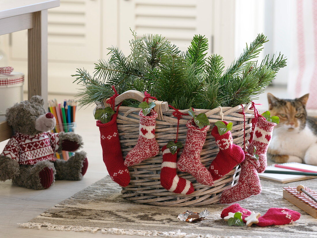 Adventskalender aus selbstgetrickten Söckchen