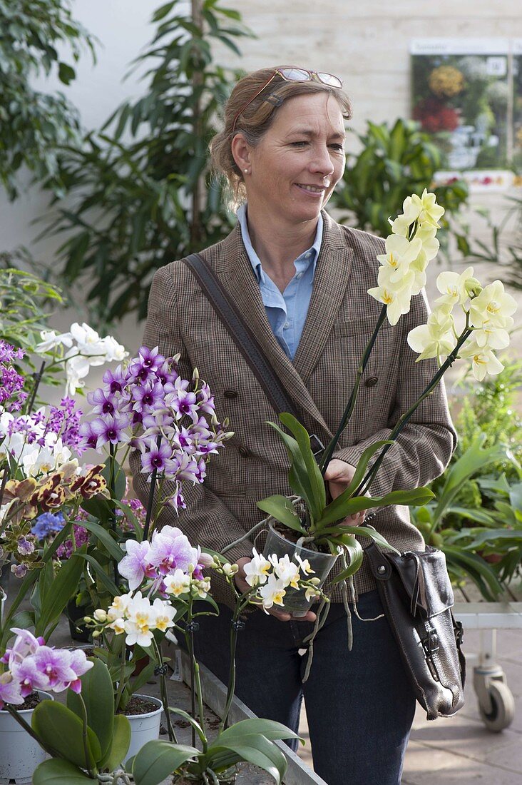 Frau kauft Blumen im Gartencenter