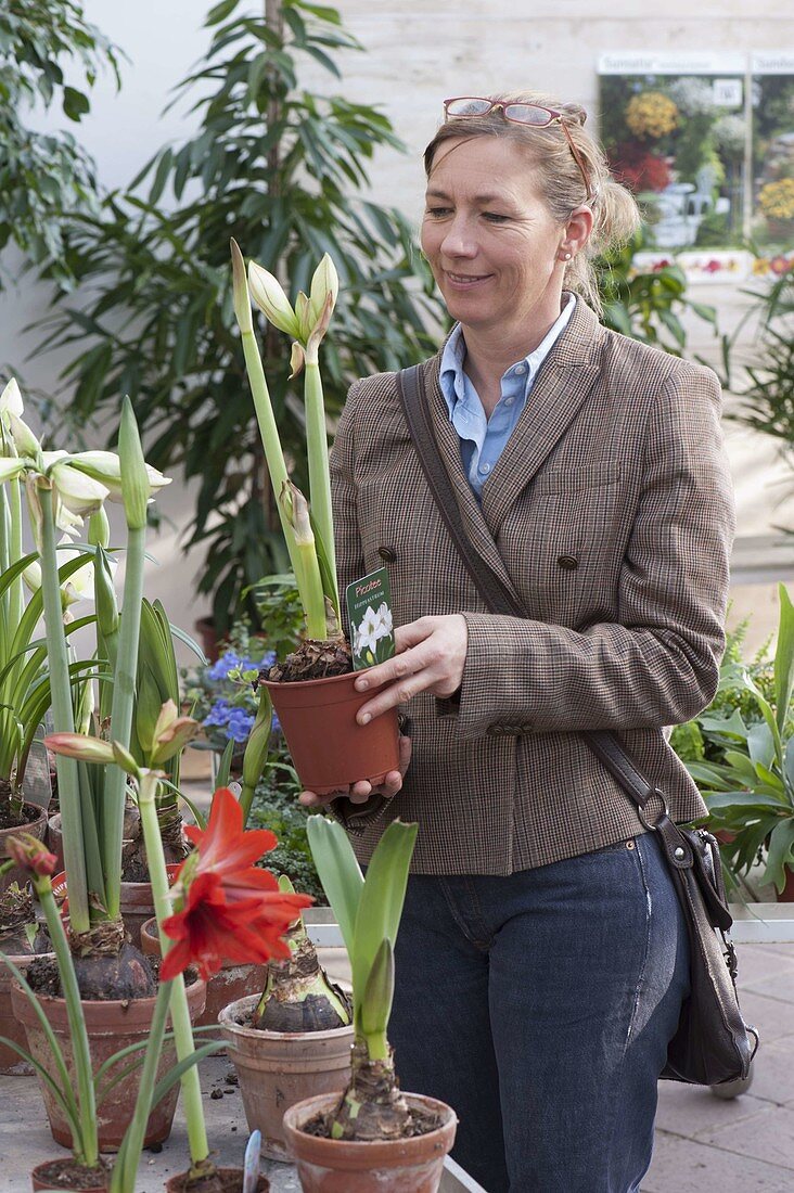 Frau kauft Blumen im Gartencenter