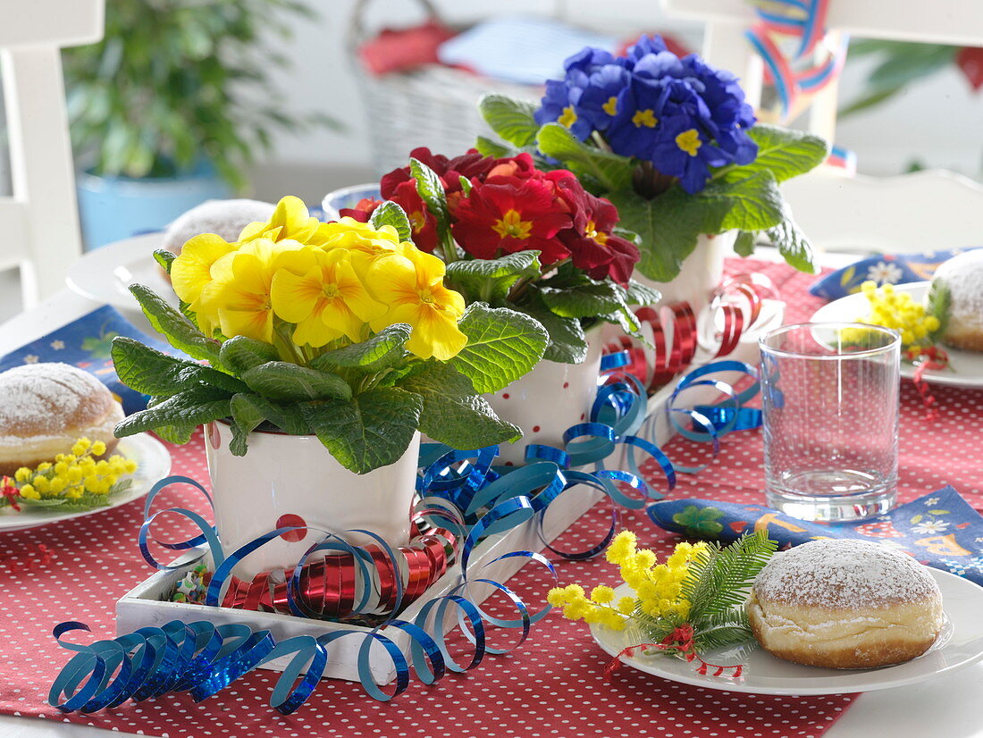 Carnival table decoration with streamers