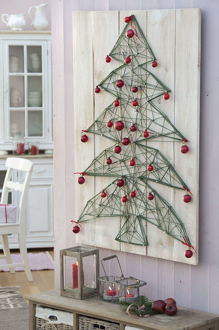 Christmas tree made of strings on a board to hang up 6/6