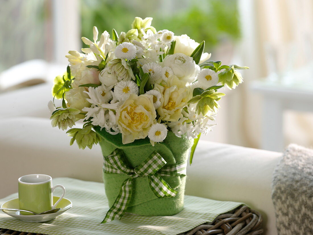 Weißer Frühlingsstrauß: Hyacinthus (Hyazinthen), Tulipa (Tulpen), Bellis