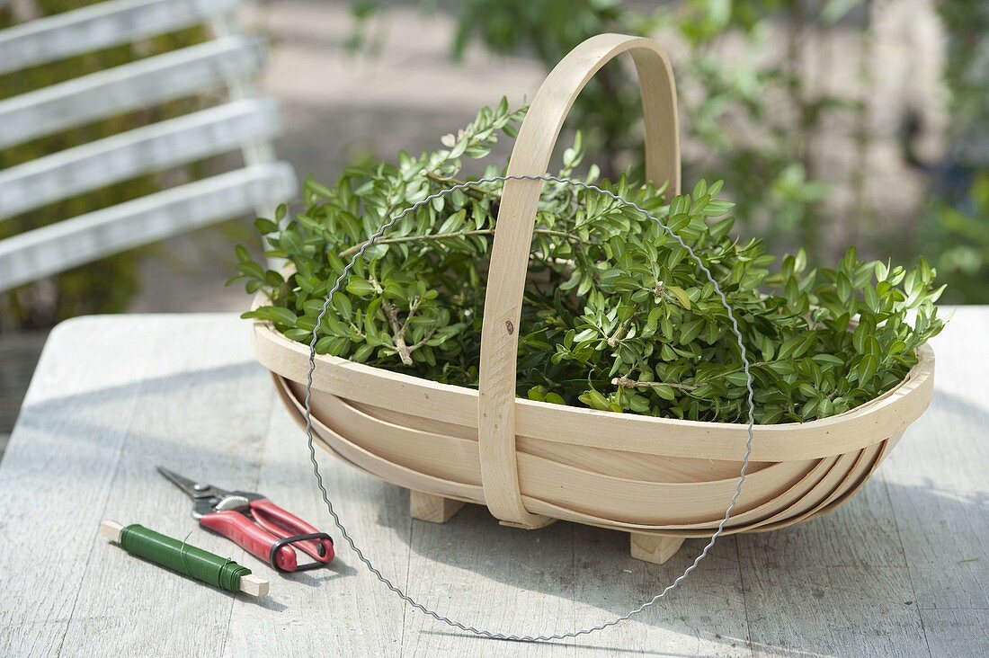 Easter table decoration with box wreaths