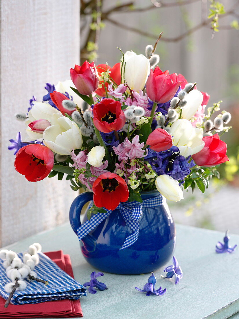 Frühlingsstrauß mit Tulipa (Tulpen), Hyacinthus (Hyazinthen