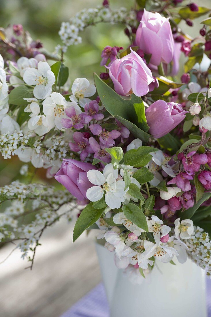 Strauß aus Zweigen von Malus (Zierapfel), Spiraea (Spierstrauch)