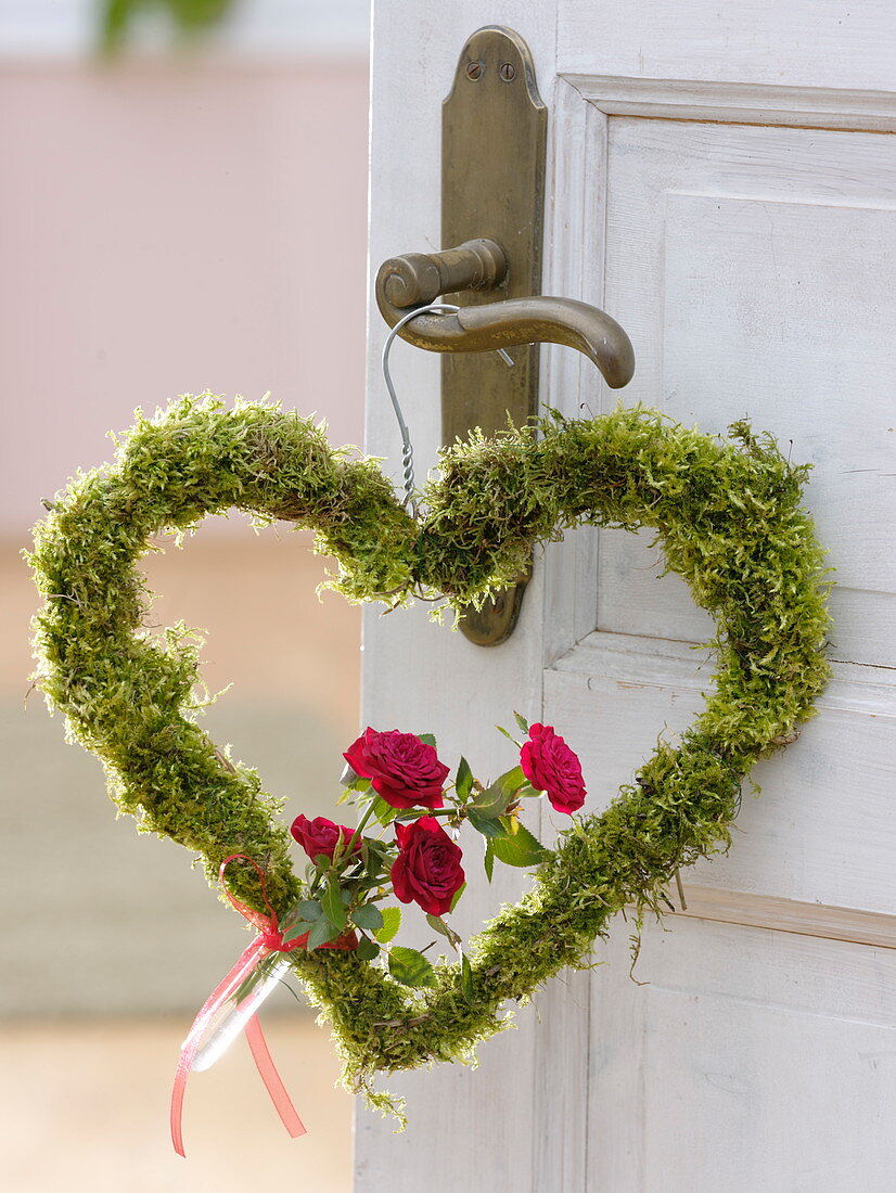 Wire hoop heart with moss