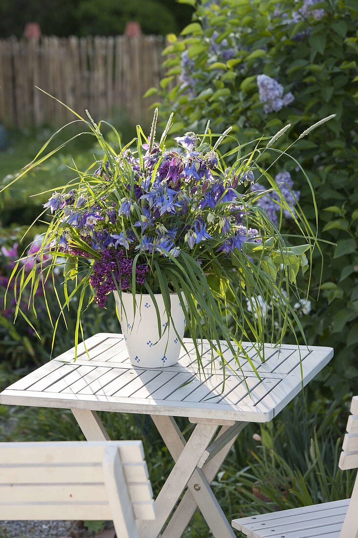 Duftender Strauß mit Aquilegia (Akelei), Syringa (Flieder) und Gräsern