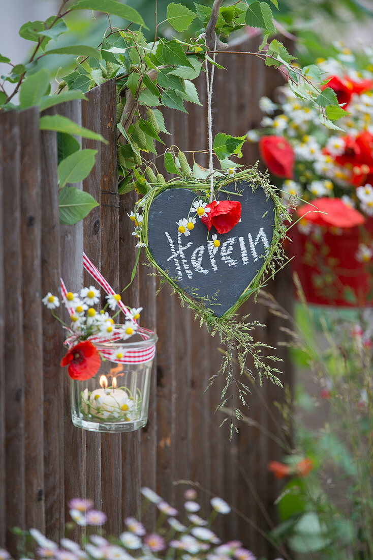 Willkommensgruß am Zaun: Herz aus Schiefer mit Gräsern und Blüten