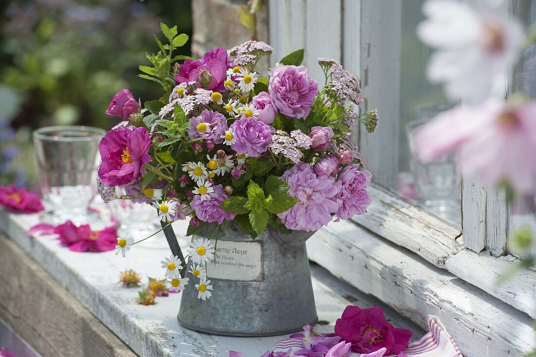 Duftender Strauss mit Rosa 'Taunusblümchen' 'Gallica officinialis' 'Rosa muscosa