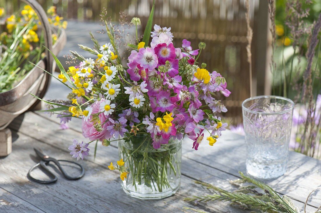 Wiesenstrauss mit Rosa (Rosen), Kamille (Matricaria), Coronilla