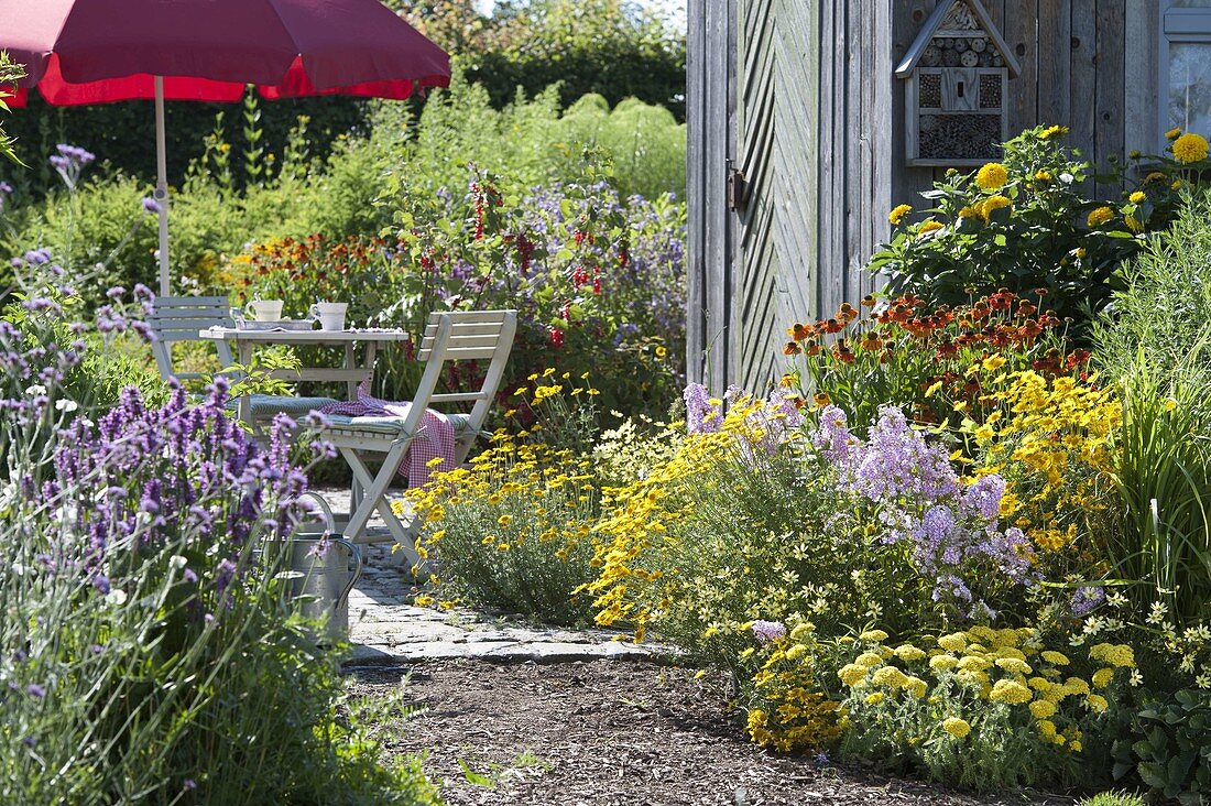 Staudenbeet and terrace at the garden house