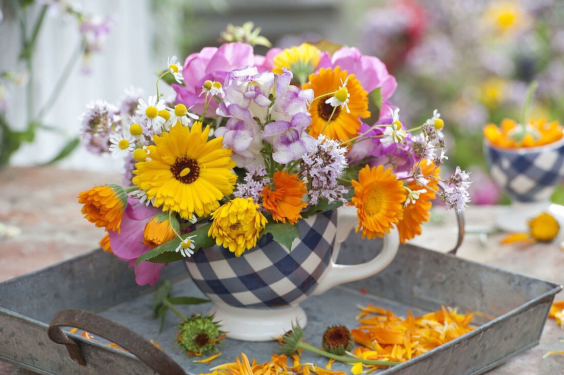 Kleiner Strauss in blau-weisser Tasse : Calendula (Ringelblumen), Oregano