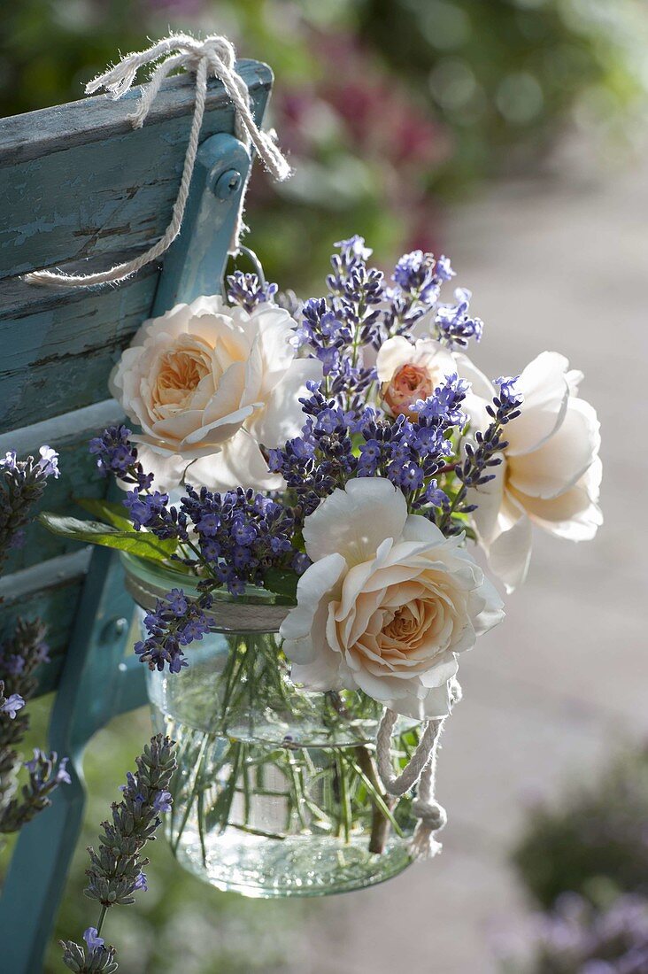 Kleiner Strauss mit Rosa (Rosen) und Lavendel (Lavandula)