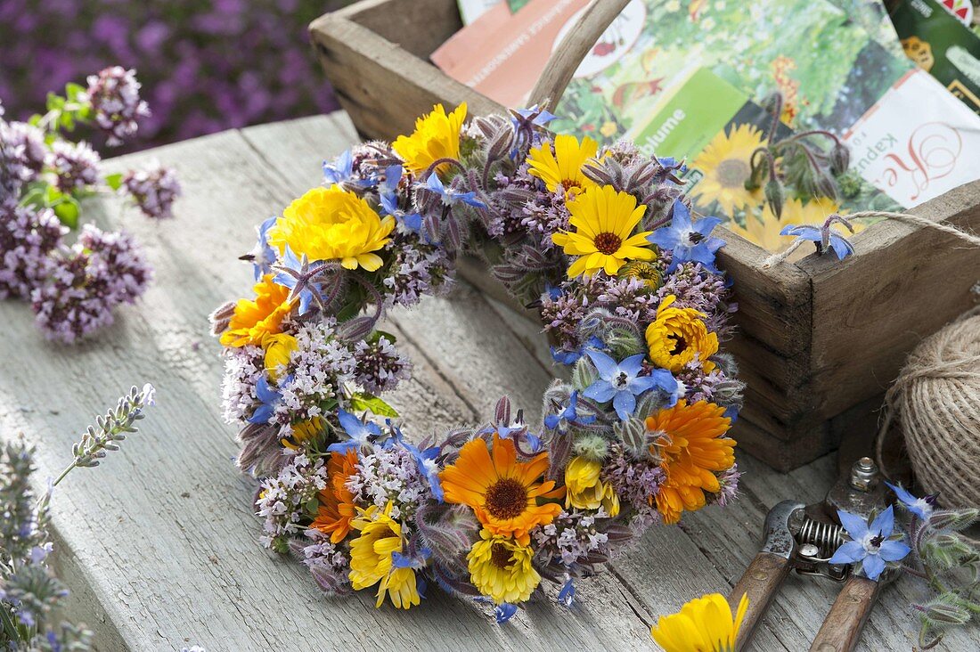 Kleiner Kranz mit essbaren Blüten: Calendula (Ringelblumen), Borretsch