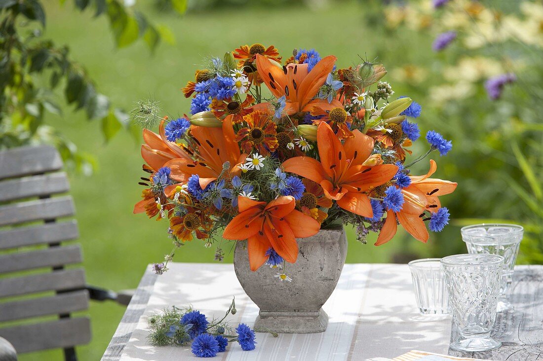 Blau-oranger Strauss aus Lilium asiaticum