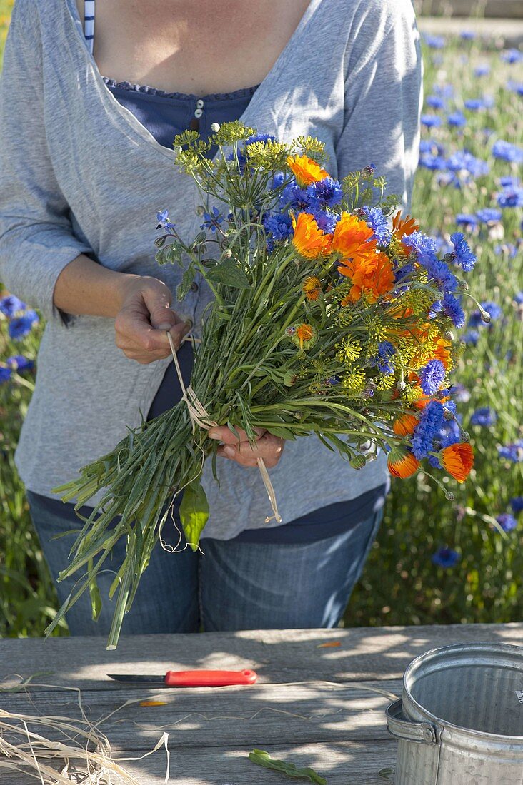 Blau - orangen Sommerblumen - Strauss binden