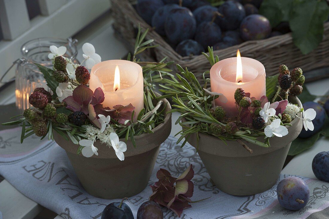 Small candle arrangements with rosemary (Rosmarinus), blackberries