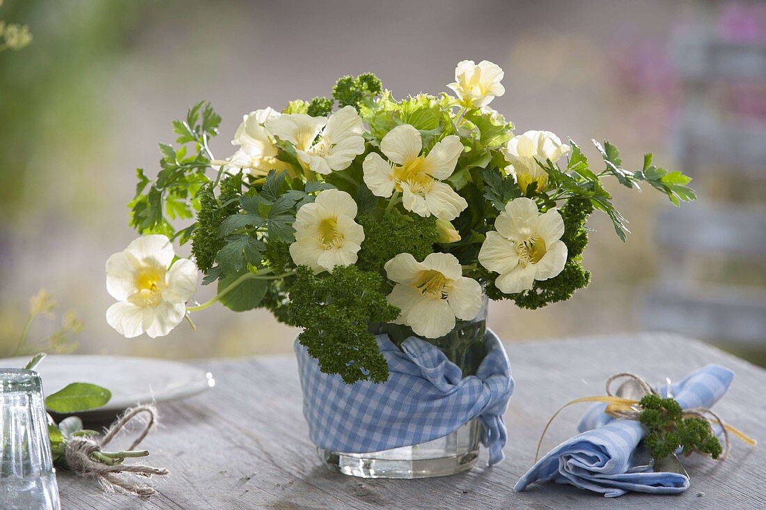 Strauss aus Kräutern und essbaren Blüten