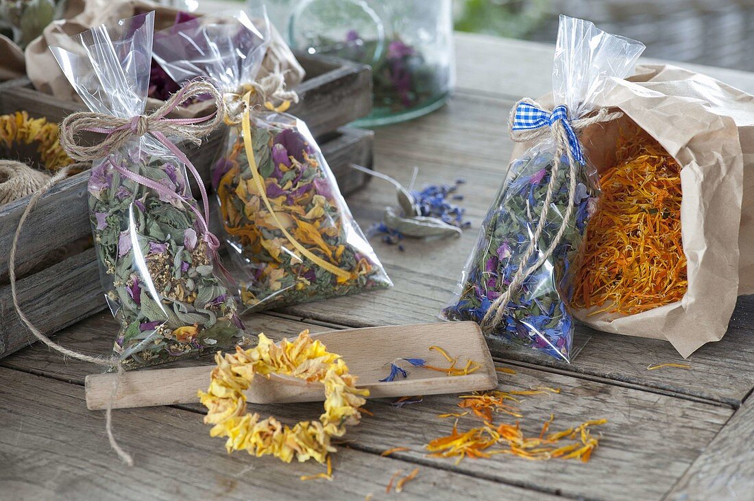 Self-made tea mixtures from dried blossoms