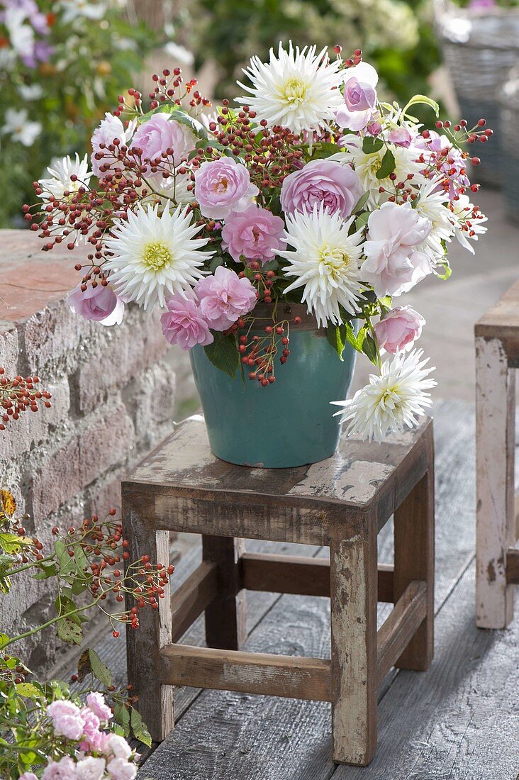 Rosa -weisser Spaetsommerstrauss mit Dahlia (Dahlien) und Rosa