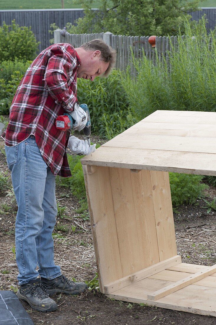 Hochbeet aus Brettern bauen