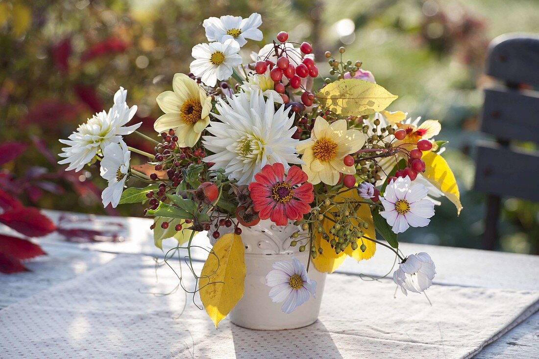 Gelber Herbststrauss mit Dahlia (Dahlien), Zinnia (Zinnien), Cosmos