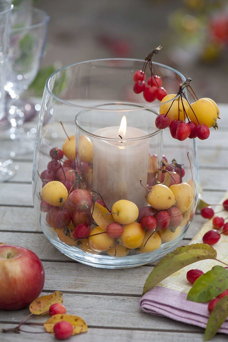 Glas in Glas als Windlicht mit Malus (Zieraepfeln)