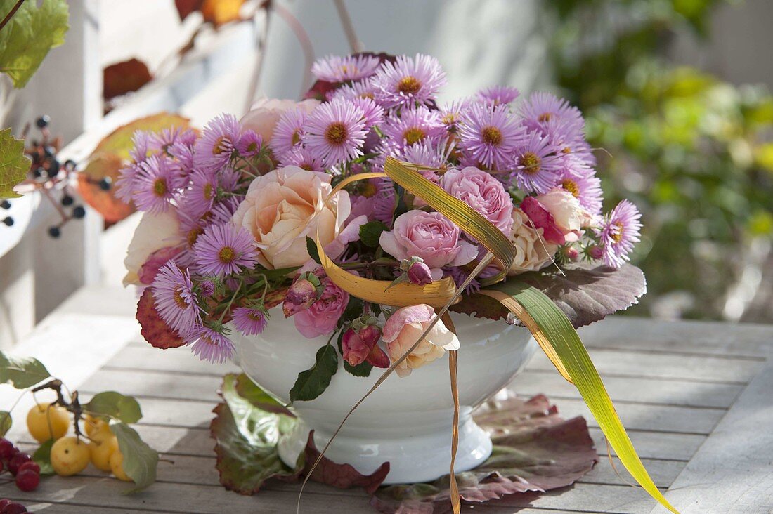 Strauss mit Rosa (Rosen), Aster (Herbstastern) und Blättern von Bergenia