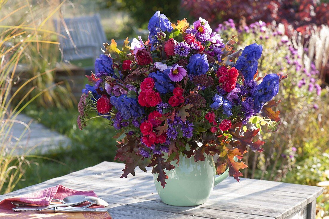Der letzte Garten-Strauss aus blauen und violetten Blumen