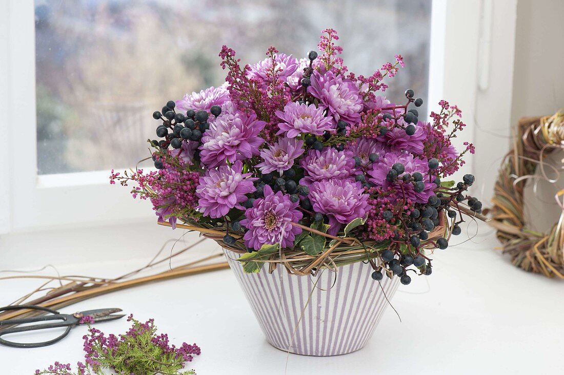 Herbststrauss aus Chrysanthemum (Herbstchrysanthemen), Erica gracilis