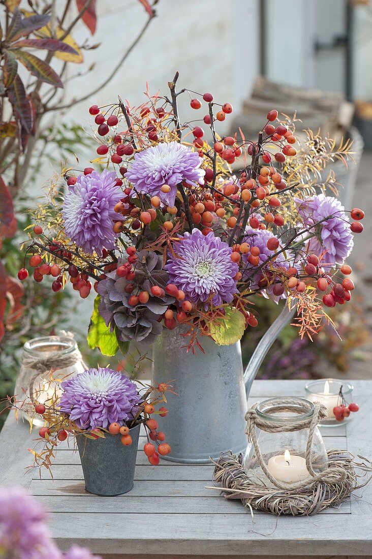 Herbstlicher Strauss mit Chrysanthemum grandiflorum (Deko-Chrysanthemen)