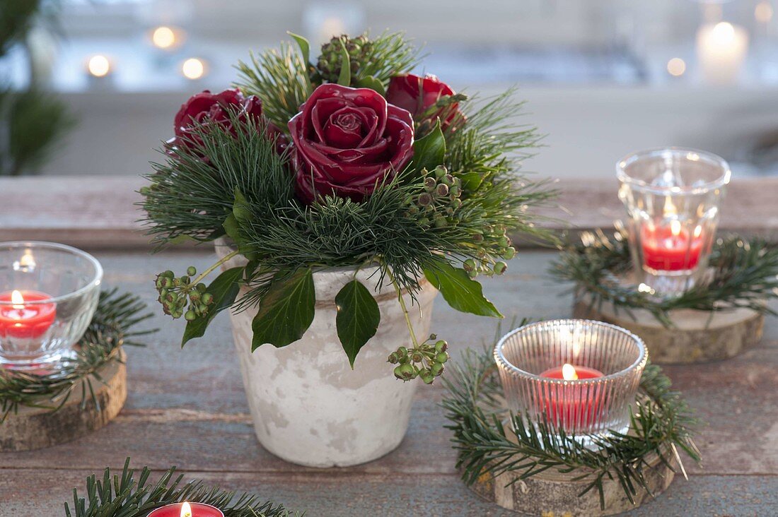 Small Christmas bouquet with waxed pink, pinus