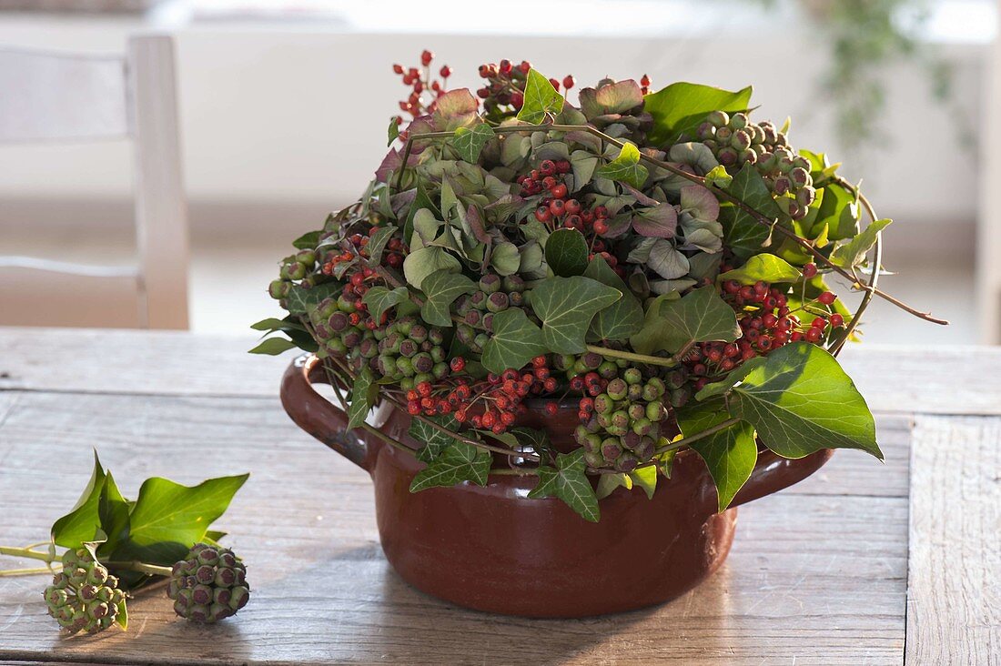 Bouquet of Hydrangea (hydrangea), Rosa multiflora (mini rosehips)